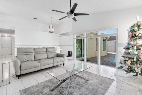 House in Pembroke Pines, Florida 3 bedrooms, 162.21 sq.m. № 1972554 - photo 5