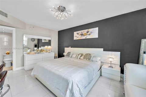 Condo in Hollywood, Florida, 2 bedrooms  № 2053090 - photo 12