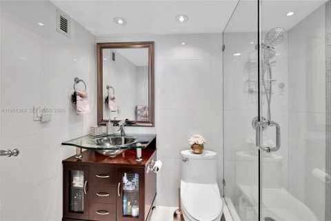 Condo in Hollywood, Florida, 2 bedrooms  № 2053090 - photo 17