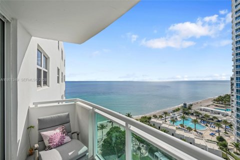 Condo in Hollywood, Florida, 2 bedrooms  № 2053090 - photo 25