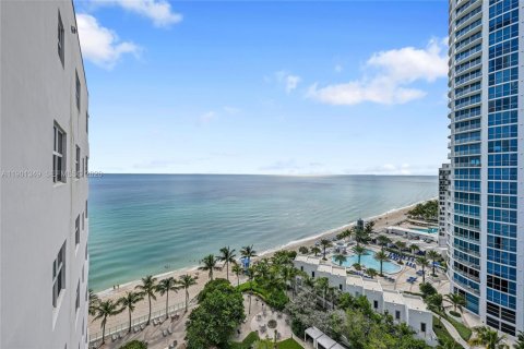 Condo in Hollywood, Florida, 2 bedrooms  № 2053090 - photo 23