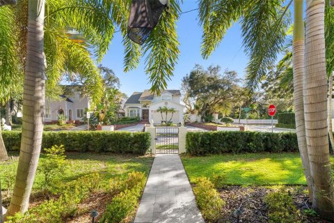 House in Tampa, Florida 4 bedrooms, 278.34 sq.m. № 2150066 - photo 4