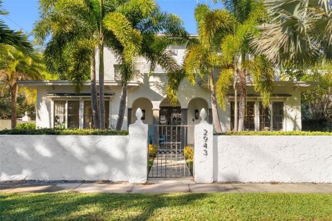 House in Tampa, Florida 4 bedrooms, 278.34 sq.m. № 2150066