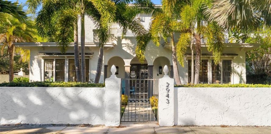 House in Tampa, Florida 4 bedrooms, 278.34 sq.m. № 2150066