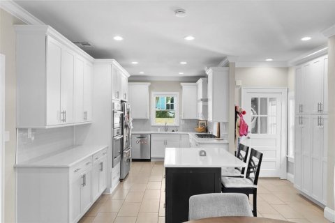House in Tampa, Florida 4 bedrooms, 278.34 sq.m. № 2150066 - photo 18