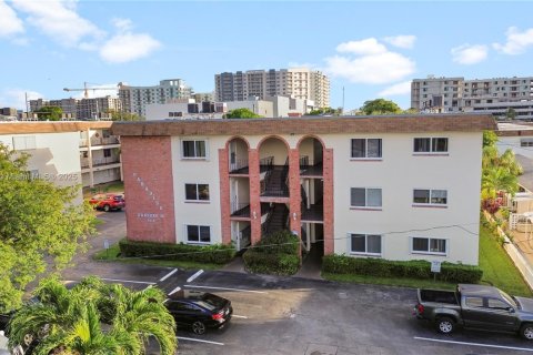 Condo in Hollywood, Florida, 1 bedroom  № 1811161 - photo 18