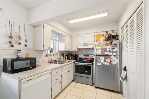 Condo in Hollywood, Florida, 1 bedroom  № 1811161 - photo 12