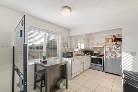 Condo in Hollywood, Florida, 1 bedroom  № 1811161 - photo 10