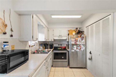Condo in Hollywood, Florida, 1 bedroom  № 1811161 - photo 11