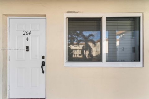 Condo in Hollywood, Florida, 1 bedroom  № 1811161 - photo 17