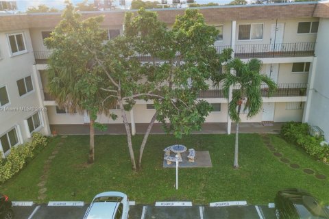 Condo in Hollywood, Florida, 1 bedroom  № 1811161 - photo 5