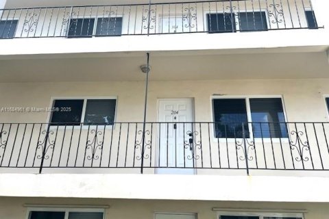 Condo in Hollywood, Florida, 1 bedroom  № 1811161 - photo 1