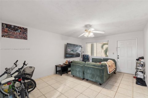 Condo in Hollywood, Florida, 1 bedroom  № 1811161 - photo 13
