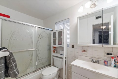 Condo in Hollywood, Florida, 1 bedroom  № 1811161 - photo 15