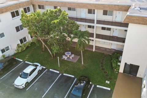 Condo in Hollywood, Florida, 1 bedroom  № 1811161 - photo 20