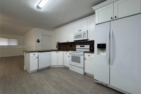 Copropriété à louer à Hialeah, Floride: 2 chambres, 91.97 m2 № 1999538 - photo 5