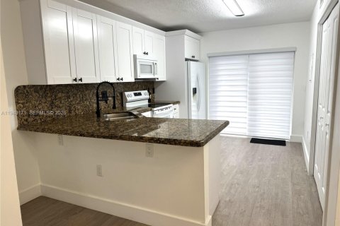 Copropriété à louer à Hialeah, Floride: 2 chambres, 91.97 m2 № 1999538 - photo 4