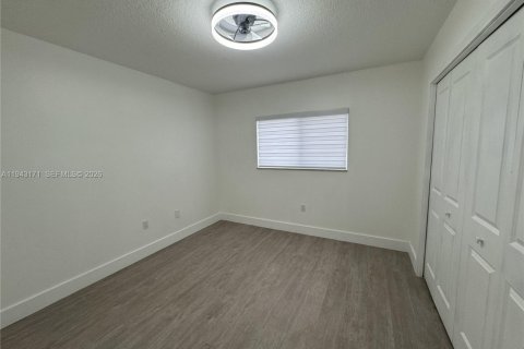 Copropriété à louer à Hialeah, Floride: 2 chambres, 91.97 m2 № 1999538 - photo 6
