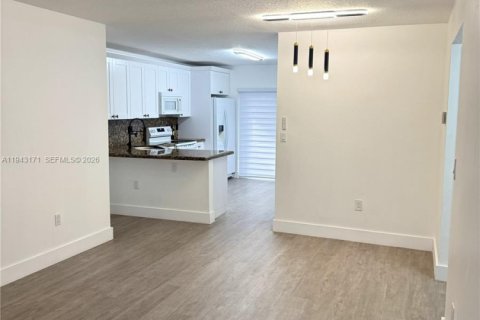 Copropriété à louer à Hialeah, Floride: 2 chambres, 91.97 m2 № 1999538 - photo 3
