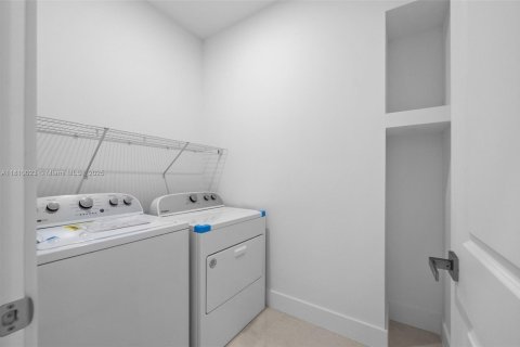 House in Cape Coral, Florida 4 bedrooms, 168.43 sq.m. № 2014239 - photo 18