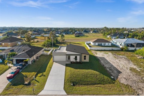 House in Cape Coral, Florida 4 bedrooms, 168.43 sq.m. № 2014239 - photo 2