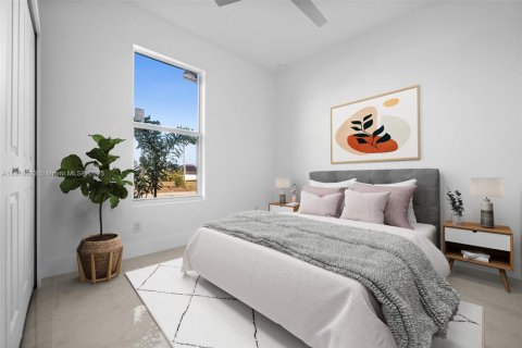 House in Cape Coral, Florida 4 bedrooms, 168.43 sq.m. № 2014239 - photo 17