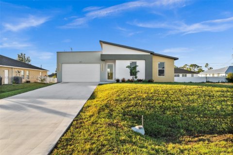 House in Cape Coral, Florida 4 bedrooms, 168.43 sq.m. № 2014239