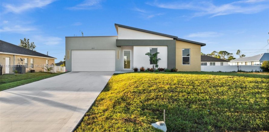 House in Cape Coral, Florida 4 bedrooms, 168.43 sq.m. № 2014239