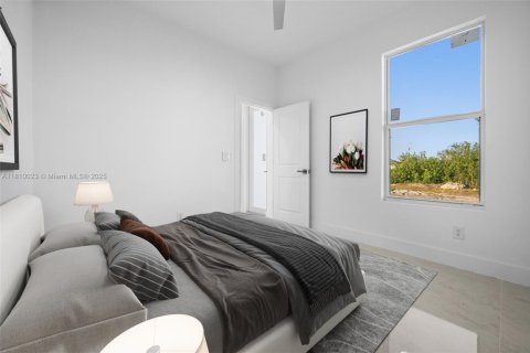 House in Cape Coral, Florida 4 bedrooms, 168.43 sq.m. № 2014239 - photo 13