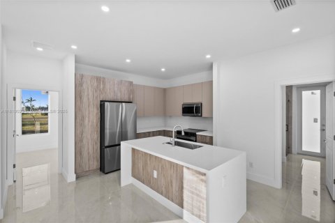 House in Cape Coral, Florida 4 bedrooms, 168.43 sq.m. № 2014239 - photo 5