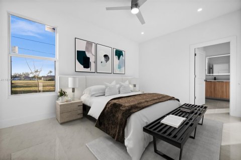 House in Cape Coral, Florida 4 bedrooms, 168.43 sq.m. № 2014239 - photo 10