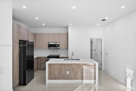 House in Cape Coral, Florida 4 bedrooms, 168.43 sq.m. № 2014239 - photo 4