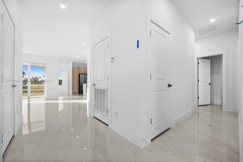 House in Cape Coral, Florida 4 bedrooms, 168.43 sq.m. № 2014239 - photo 3