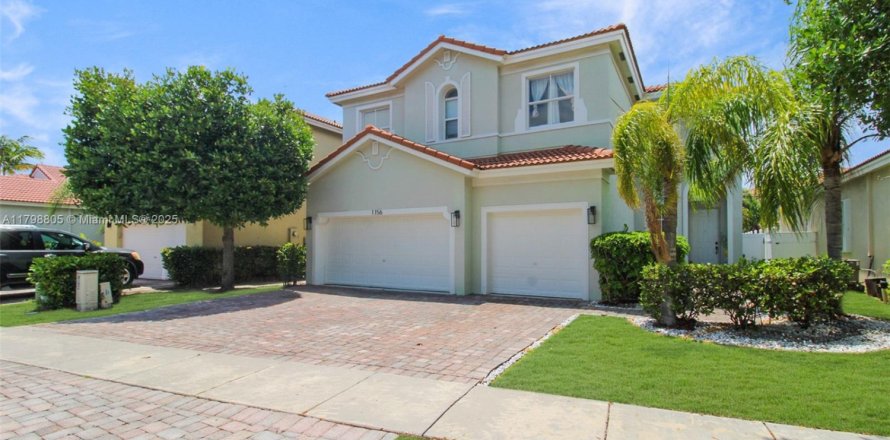 House in Homestead, Florida 5 bedrooms, 253.25 sq.m. № 1728160