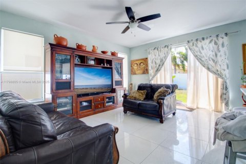House in Homestead, Florida 5 bedrooms, 253.25 sq.m. № 1728160 - photo 8