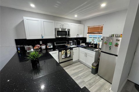 Condominio en Hialeah, Florida, 2 dormitorios  № 2034369