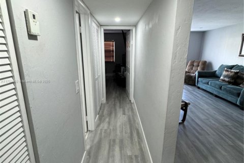 Condominio en venta en Hialeah, Florida, 2 dormitorios, 81.29 m2 № 2034369 - foto 11