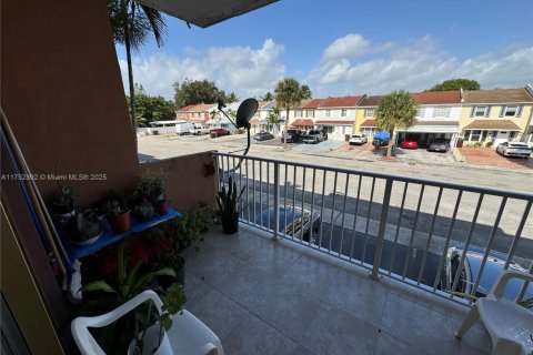Condominio en venta en Hialeah, Florida, 2 dormitorios, 81.29 m2 № 2034369 - foto 16