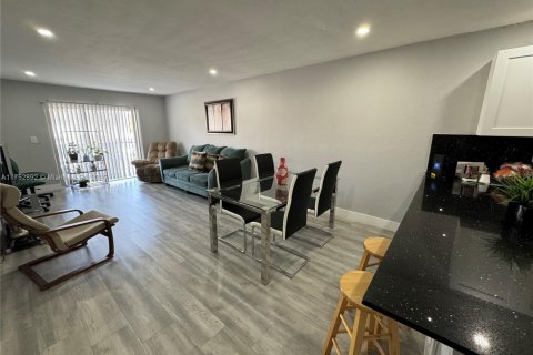 Condominio en venta en Hialeah, Florida, 2 dormitorios, 81.29 m2 № 2034369 - foto 7