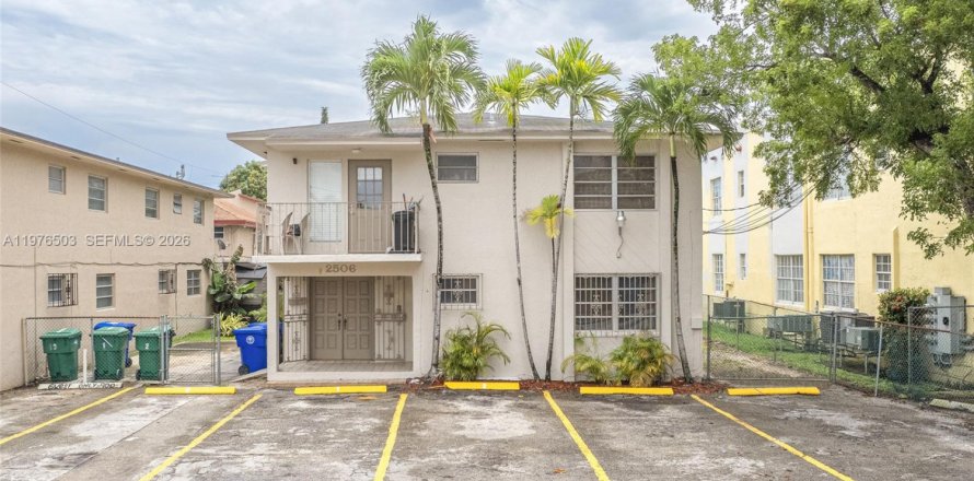 House in Miami, Florida 3 bedrooms, 153.29 sq.m. № 2040513