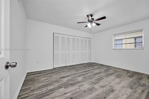 House in Miami, Florida 3 bedrooms, 153.29 sq.m. № 2040513 - photo 12