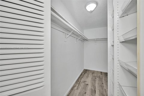 House in Miami, Florida 3 bedrooms, 153.29 sq.m. № 2040513 - photo 24