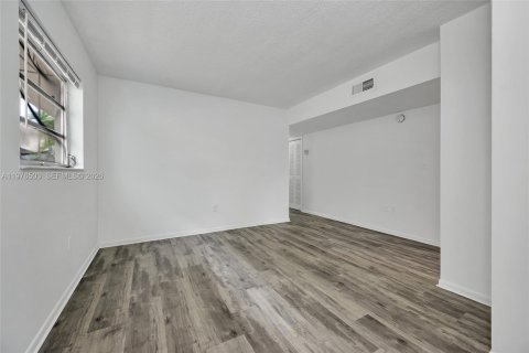 House in Miami, Florida 3 bedrooms, 153.29 sq.m. № 2040513 - photo 6