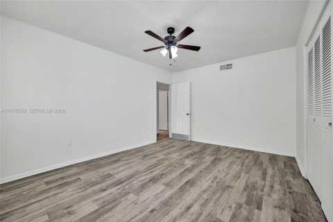 House in Miami, Florida 3 bedrooms, 153.29 sq.m. № 2040513 - photo 13