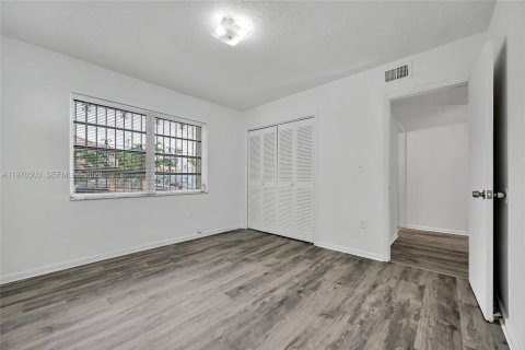 House in Miami, Florida 3 bedrooms, 153.29 sq.m. № 2040513 - photo 11