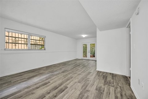 House in Miami, Florida 3 bedrooms, 153.29 sq.m. № 2040513 - photo 15