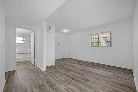 House in Miami, Florida 3 bedrooms, 153.29 sq.m. № 2040513 - photo 8