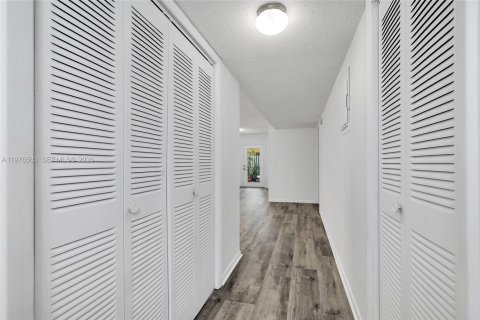 House in Miami, Florida 3 bedrooms, 153.29 sq.m. № 2040513 - photo 14