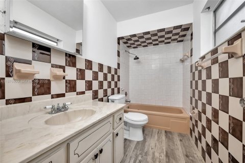 House in Miami, Florida 3 bedrooms, 153.29 sq.m. № 2040513 - photo 23