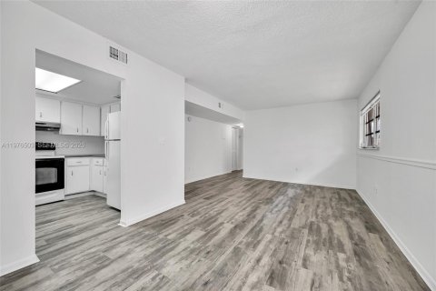 House in Miami, Florida 3 bedrooms, 153.29 sq.m. № 2040513 - photo 20